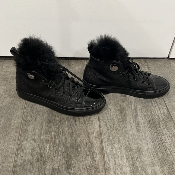 Moncler lace up booties with fur tongue. - Picture 10 of 10